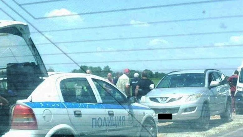 Верижна катастрофа между няколко автомобила до Труд