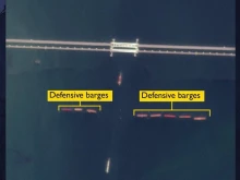 Британското разузнаване: Русия се опитва да защити Кримския мост с баржи