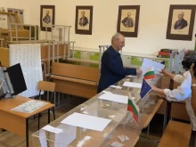 Ахмед Доган упражни правото си на глас с хартиена бюлетина