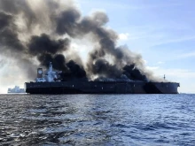 Два кораба са се запалили при ракетна атака край Йемен