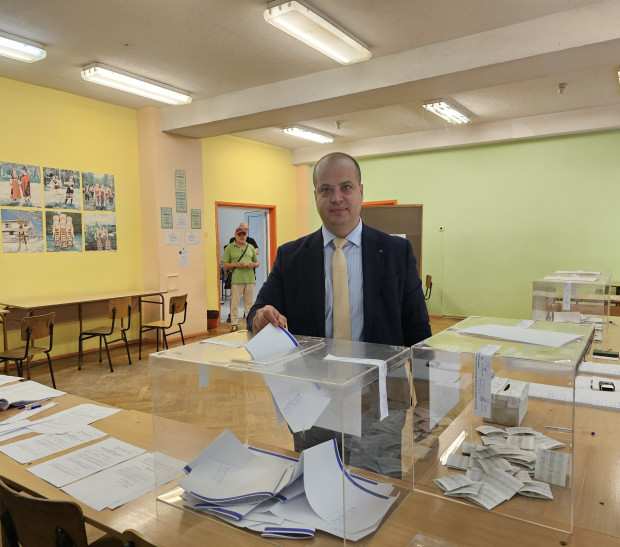 TD Областният управител на Пловдив инж гласува за народни представители и