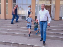 Кметът на Кюстендил Огнян Атанасов гласува със синовете си