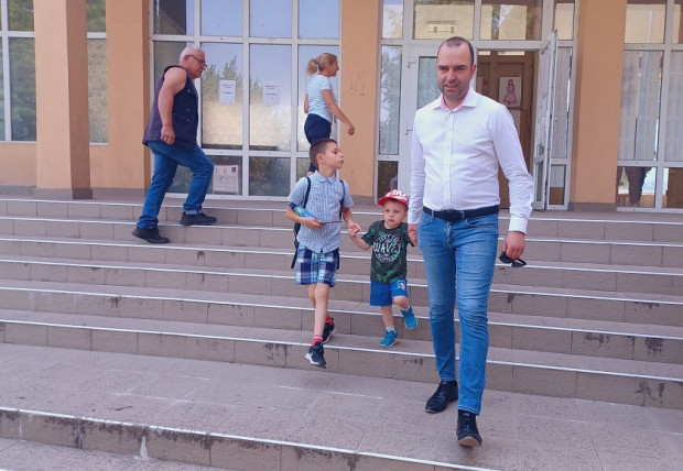 TD Кметът на Кюстендил гласува със синовете си предаде репортер