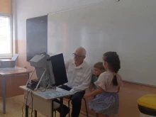 Областният управител на Кюстендил Александър Пандурски с помощ при гласуването