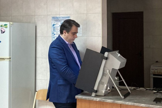 Асен Василев гласува в родния си град Хасково. Съпредседателят на