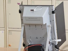 Благоевградчанка се оплака от интерфейса на машините за гласуване, а петричанка от грубо отношение на член на СИК