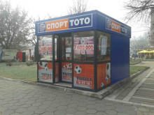 Мъж със слънчеви очила и пистолет-играчка обра тото пункт, no полицията го залови