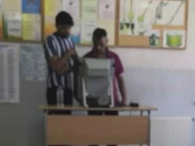Подадени са две жалби срещу председател на СИК в Нова Загора, помагал неправомерно на избиратели да гласуват