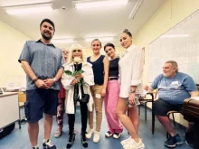Лили Иванова посрещната с цвете в изборната си секция