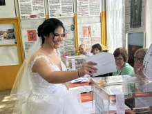 Булка гласува в сватбената си рокля преди да каже заветното "да"