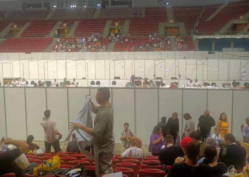 Изборната нощ: Напрежение в Арена София няма, сгрешени протоколи - пак има