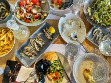 Семейство от Родопите: Вечеря за трима души в ресторант на брега на морето в Гърция е около 55 евро