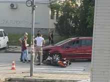77-годишен шофьор отнесе моторист в Горна Оряховица