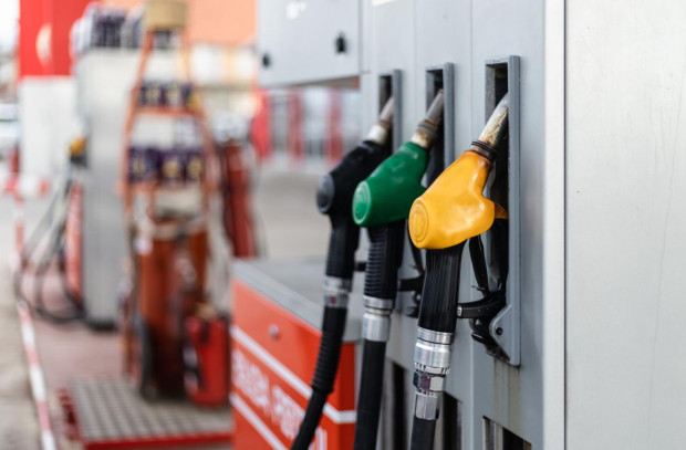 Нараства търсенето на горива през лятото  Цените на петрола тръгнаха
