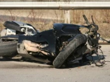Неправоспособен мотоциклетист е с опасност за живота, след като е самокатастрофирал в Сливен