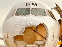 Градушка разби предното стъкло и носа на самолет, летял от Майорка за Виена