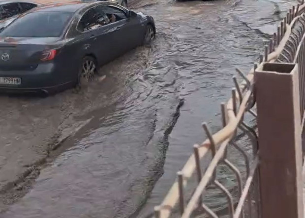 Главната улица на квартал Победа в Бургас се наводни в
