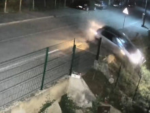 Шофьор спря да сантиметри от къщата на семейство, след като колата му изхвърча