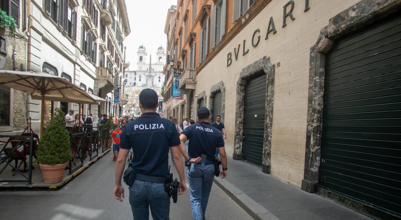 Крадци ограбиха бутик на Bulgari в центъра на Рим за 11 минути и изчезнаха в канализацията