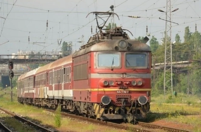 Пътнически влак дерайлира край Копривщица 
