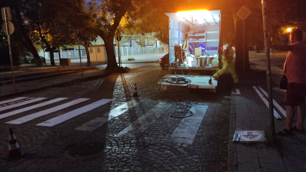 В Пловдив боядисаха пешеходна пътека в 22.00 часа, без да спират движението