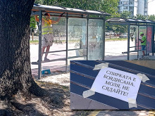 Чистят спирките на градския транспорт във Варна