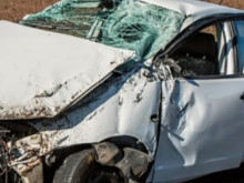 Жена е с опасност за живота след катастрофа между товарен и лек автомобил в Софийско