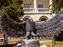 Полицай изработи огромен орел и го дари на пернишкия Профилакториум