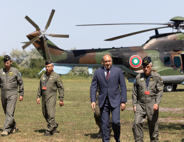 Президентът и върховен главнокомандващ на Въоръжените сили Румен Радев наблюдава