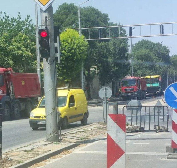 Строители асфалтират "Кукленско шосе" в Пловдив, пускат го до броени дни