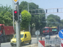Строители асфалтират "Кукленско шосе" в Пловдив, пускат го до броени дни