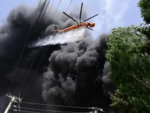 Експлозия и огромен пожар в завод край Атина