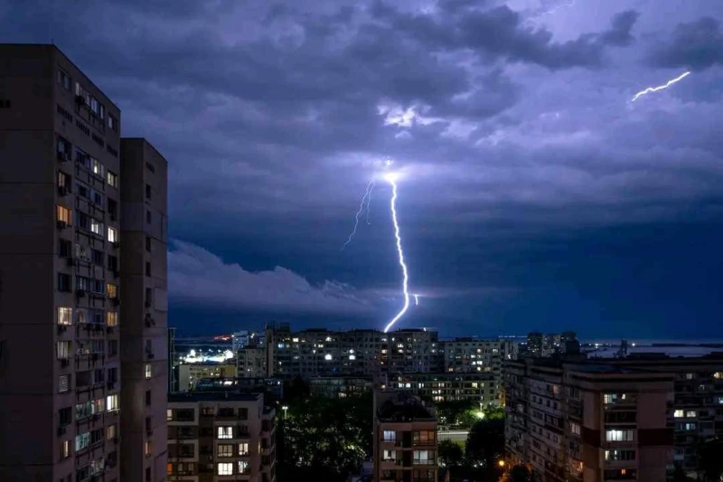 Жълт код за опасно време в половин България днес