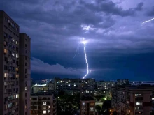 Жълт код за опасно време в половин България днес