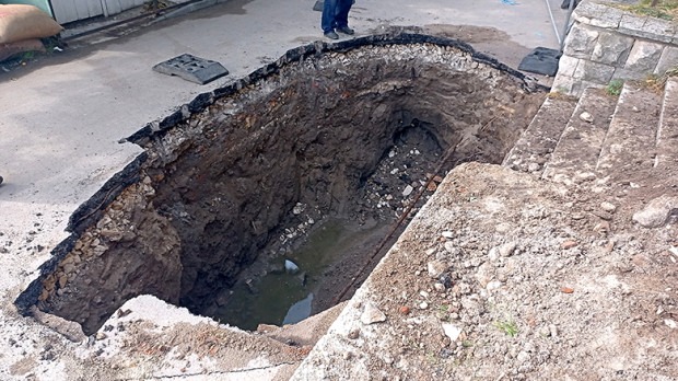 Аварирала канализация стана причина да бъде направена дупка като от