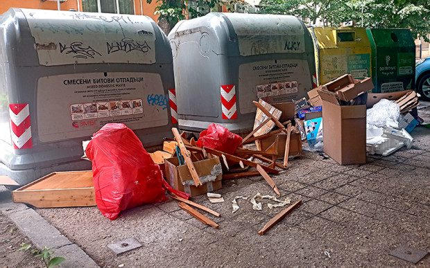 Проблемът с безразборно разхвърляните отпадъци край контейнерите които загрозяват града