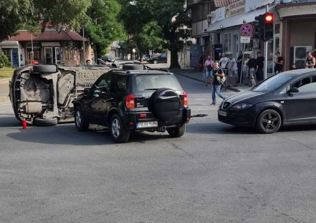 Кола се обърна на голям булевард в Пловдив