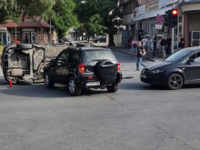 Кола се обърна на голям булевард в Пловдив