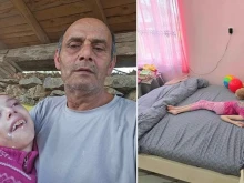 Бащата, който водеше болната си дъщеря по строежите, с нов дом