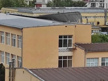 Училището с отнесен от бурята покрив във Велико Търново остава затворено и днес