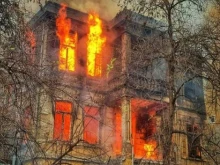 Пожар избухна в жилищен блок в Шуменско