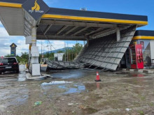 Бензиностанция остана без таван, пострадаха и автомобили след бурята