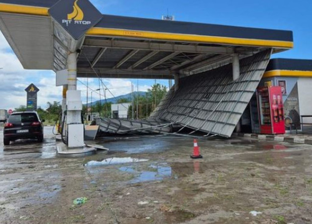 Бензиностанция буквално беше пометена от бурята която вилня в София