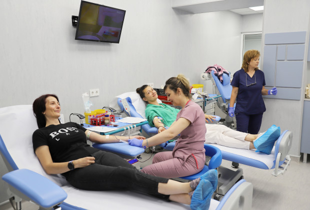 Десетки дариха във ВМА в Деня на кръводарителя научи Sofia24 bg
