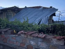Застрахователи карат хората четири дни да спят под пробития покрив, докато оценят цетите на дома им