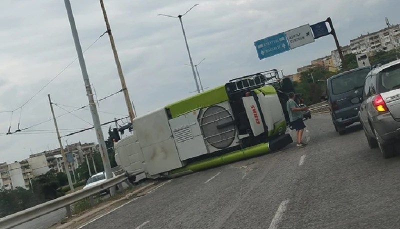 Комбайн се обърна и блокира бул. "България" в Русе