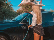 Натали Трифонова обикаля софийските улици с мощен джип