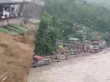 Индия страда от наводнения и свлачища: близо две хиляди туристи са блокирани