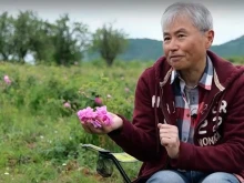 Един японец в българско село, където го води любовта му към родните рози