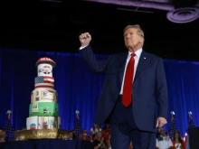Тръмп отпразнува 78-ия си рожден ден с торта и критики към Байдън